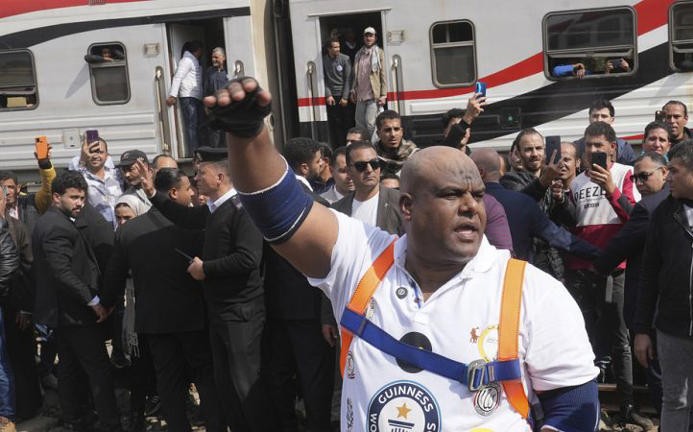 Egypte: Kabonga défie les limites du corps et de l&rsquo;esprit en tirant 20 voitures