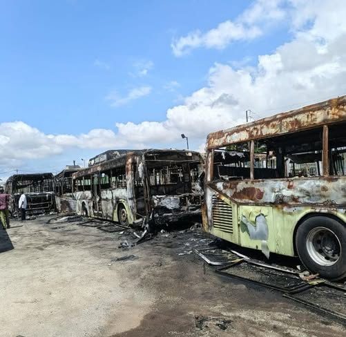 Incendie au dépôt SOTRA d’Abobo : 19 bus détruits, le réseau maintenu malgré les dégâts