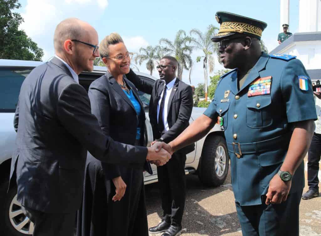 Coopération militaire : le Chef d’État-Major ivoirien reçoit une délégation américaine pour renforcer le partenariat stratégique