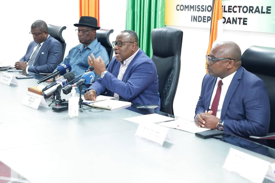 Législatives 2025 : la CEI remet le matériel électoral aux candidats et fixe le cadre de la campagne
