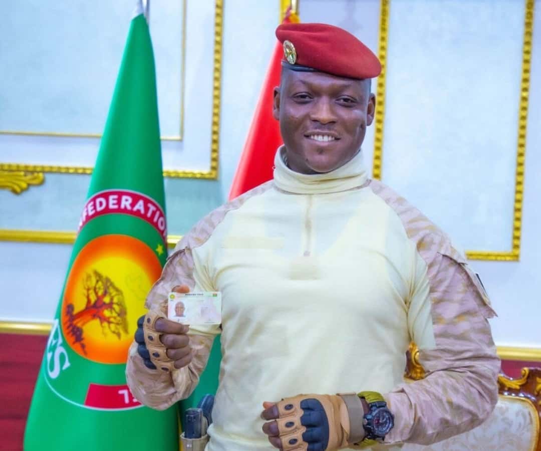 Burkina Faso : Ibrahim Traoré reçoit la première Carte d’identité biométrique de la Confédération des États du Sahel(CIB-AES)