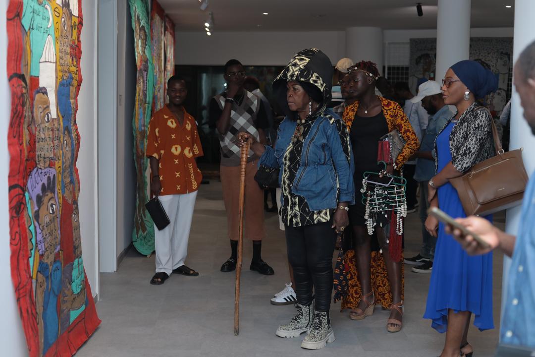 Abidjan : « Éclats de Couleurs » enflamme la Rotonde des Arts avec deux regards puissants sur la société africaine