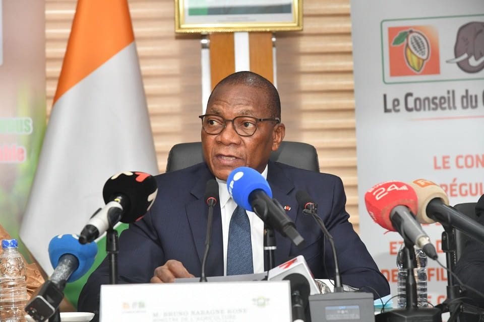 Prix du cacao en Côte d’Ivoire : le Conseil du Café-Cacao fixe la campagne intermédiaire à 1 200 FCFA/kg