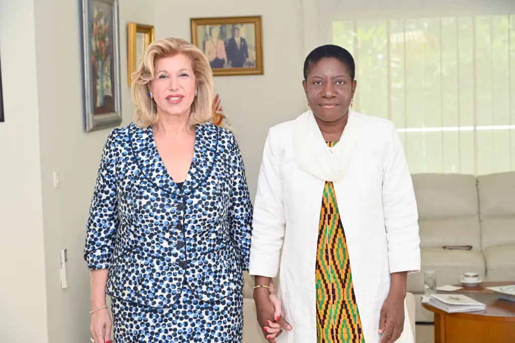 Cocody : rencontre entre Dominique Ouattara et Henriette Lagou autour de l’autonomisation des femmes