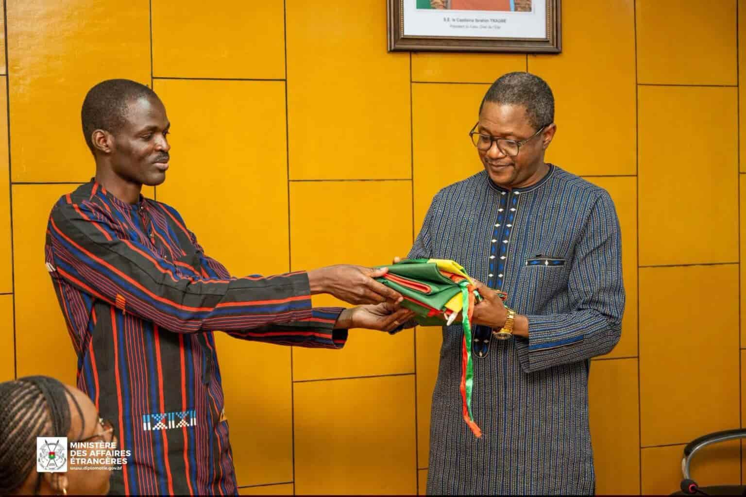 Burkina Faso : de retour de Paris, les diplomates réfutent les rumeurs de demande d’asile