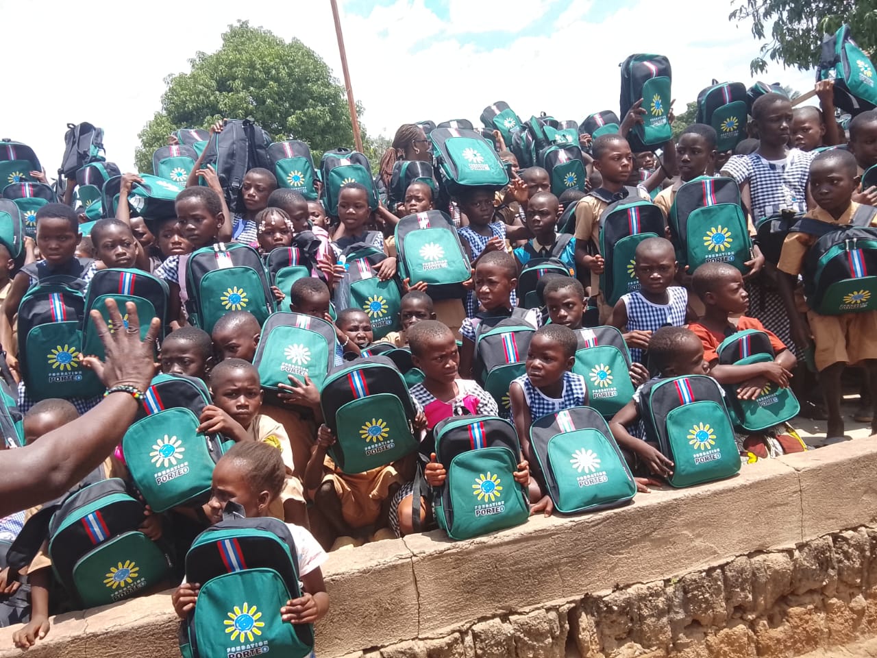 Éducation : en Côte d’Ivoire, les Zinzins du Bonheur distribuent 2 341 kits scolaires à Bozi et Zatta